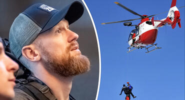 Symbolbild/Collage: Fritz Meinecke blickt gebannt gen Himmel. Rechts fliegt ein Rettungshubschrauber