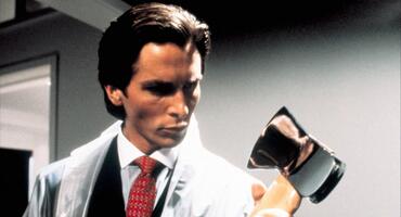 Im Film American Psycho hält Darsteller Christian Bale eine Axt hoch, in der sich sein Gesicht spiegelt