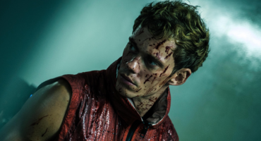 Bill Skarsgard ist in einer Actionszene aus seinem neuen Film Boy Kills World zu sehen