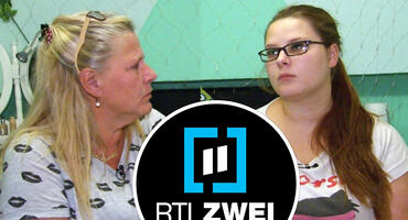 Links: Silvia Wollny, rechts: Calantha Wollny, Mitte: das RTL2-Logo