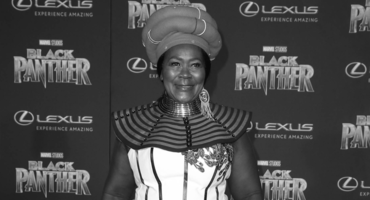 „Black Panther“-Schauspielerin Connie Chiume lächelt in die Kamera