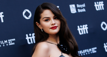 Selena Gomez lächelt in die Kamera