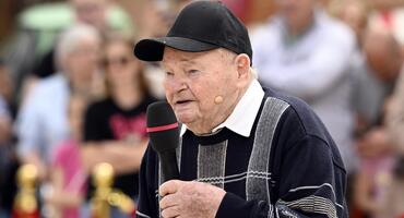 93-Jähriger Kandidat Günter Kandzia rührt die DSDS-Jury zu Tränen.