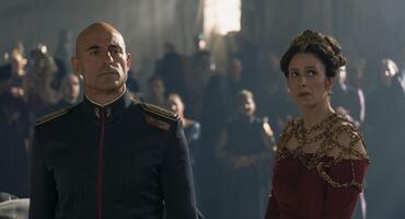 Dune Prophecy: Mark Strong und Jodhi May