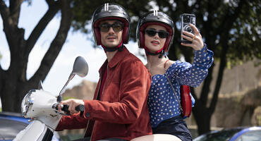 Emily und Marcello auf seiner Vespa.