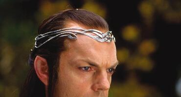 In einer Nahaufnahme sieht man den Elbenfürsten Elrond in den Der Herr der Ringe Filmen, verkörpert von Hugo Weaving