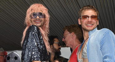 Bill Kaulitz und Schauspieler Timmi Trinks alsTeilnehmer des Christopher Street Day (CSD) in Köln.