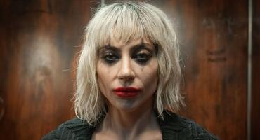 Eine große Aufnahme von Lady Gagas Gesicht als Harley Quinn aus "Joker: Folie à Deux"