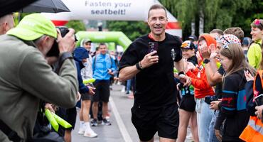 Kai Pflaume bei einem Marathon. Der Moderator ist sehr sportlich. Nun stürzte er mit seinem Fahrrad, kam dank modernster Technik nur mit einer leichten Verletzung davon.