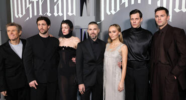 Robert Eggers (Mitte) mit dem Cast seines Films "Nosferatu".