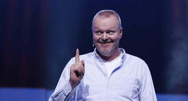 Stefan hebt den Finger