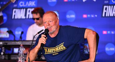 Der Moderator und Promo Stefan Raab sitzt an einem Tisch um unterhält sich bei einer Pressekonferenz mit der deutschen Presse.