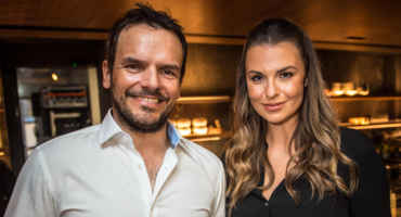 Laura Wontorra und Steffen Henssler bei einer Restaurant-Eröffnung