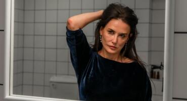 Schauspielerin Demi Moore sieht in ihrer Rolle in The Substance eindrücklich in den Spiegel.