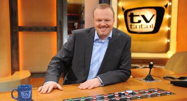 Stefan Raab am seinem Schreibtisch im "TV Total"-Studio