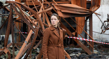 Jenny steht in den Trümmern der Eishalle.