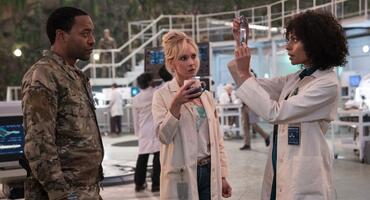 Chiwetel Ejiofor und Juno Temple in "Venom: The Last Dance"