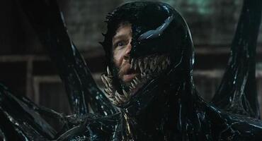 Eddie Brock, verkörpert von Tom Hardy, steckt "in" Venom als Anzug drin