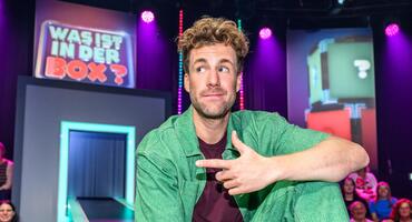 Luke Mockridge im "Was ist in der Box"-Studio