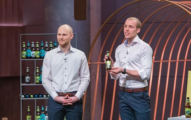 Das Gründer-Duo Erik Dimter und Tristan Brümmer serviert den Investoren das Proteinbier Joybräu.