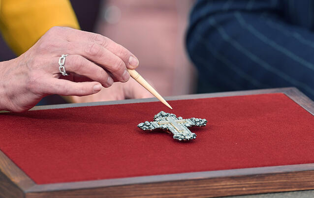 Teuerster &quot;Bares für Rares&quot;-Verkauf: Ein Holzkreuz mit Diamanten und Partikeln von Jesus&#039; Kreuz