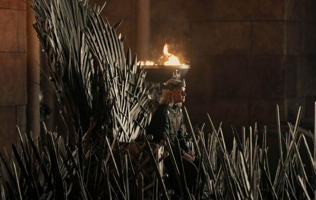 House of the Dragon Staffel 2 Szene: König Aegon sitzt auf dem Eisernen Thron