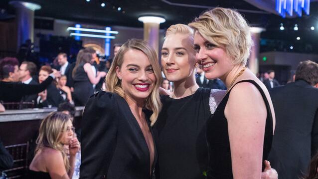 Greta Gerwig (r.) mit Margot Robbie und Saoirse Ronan bei den Oscars 2024