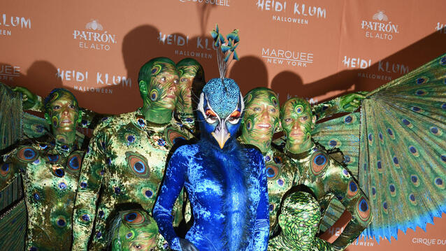 Heidi Klum an Halloween als Pfau verkleidet