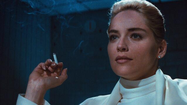 Sharon Stone in Basic Instinct mit Zigarette in der Hand