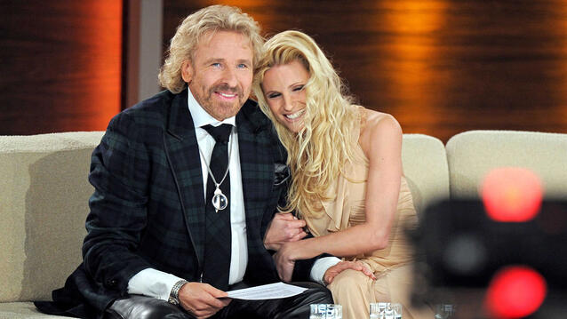 Thomas Gottschalk beührt Michelle Hunziker am Knie