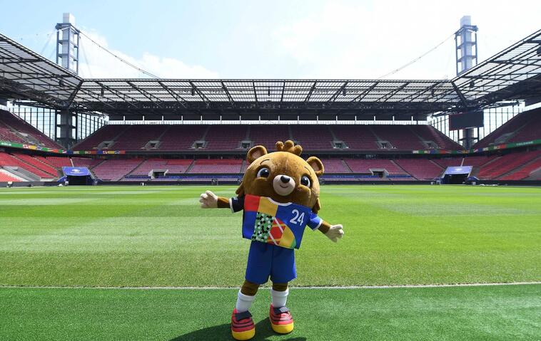 Fußball EM 2024: Maskottchen Albärt im Stadion