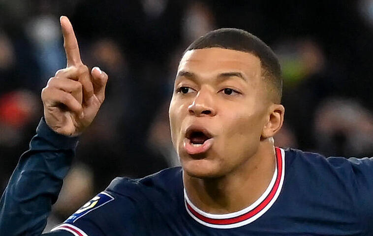 EM-2024-Star Kylian Mbappe gestikuliert auf dem Platz mit erhobenem Zeigefinger