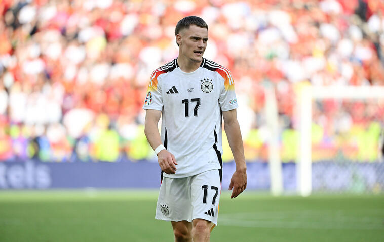 Florian Wirtz spielt im Trikot der deutschen Nationalmannschaft Fußball