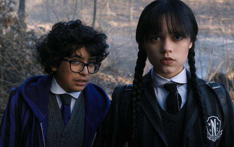 Eugene Otinger und Wednesday Addams starren in die Kamera.