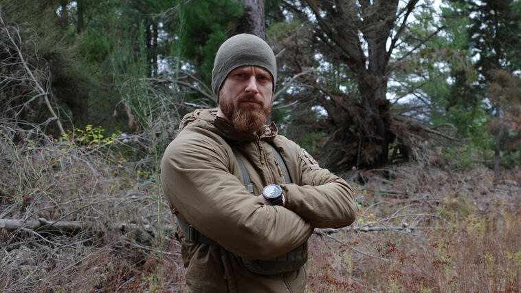 "7 vs. Wild"-Schöpfer Fritz Meinecke in heroischer Pose in der Wildnis