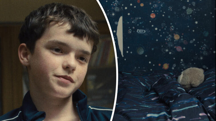 „Adolescence“ auf Netflix: l. Owen Cooper als Jamie Miller, r. sein Teddybär