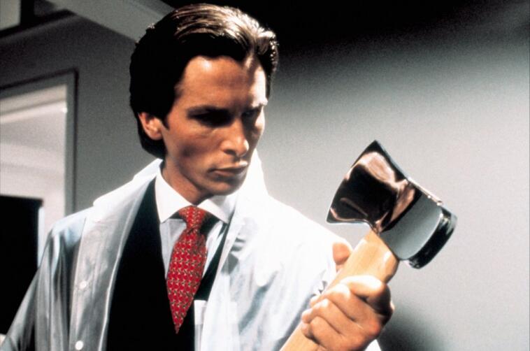 Im Film American Psycho hält Darsteller Christian Bale eine Axt hoch, in der sich sein Gesicht spiegelt