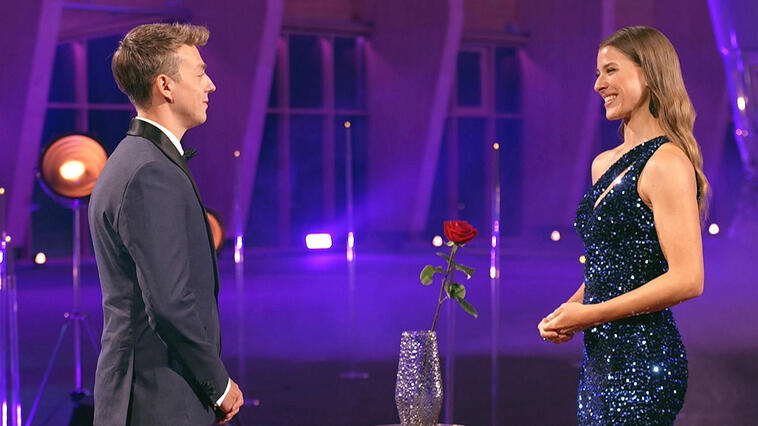 Bachelorette 2024: Stella und Devin bei der Entscheidung im Finale.