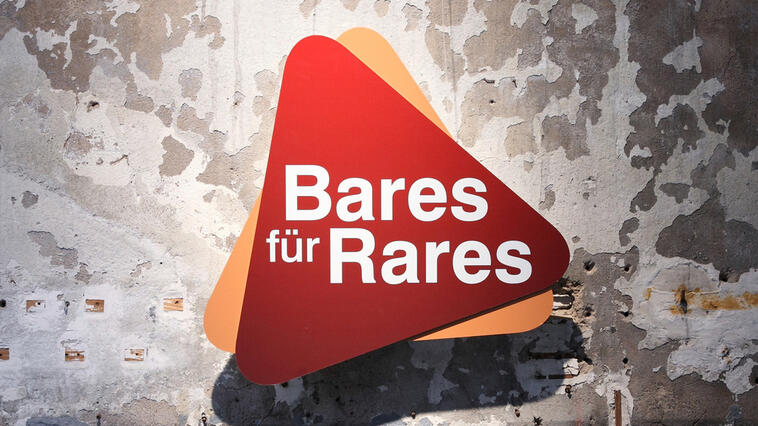 "Bares für Rares"-Logo an der Wand