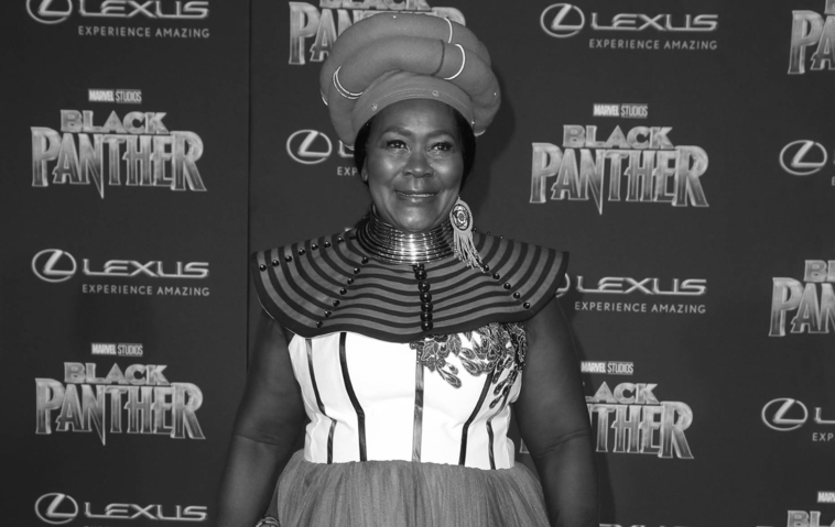 „Black Panther“-Schauspielerin Connie Chiume lächelt in die Kamera