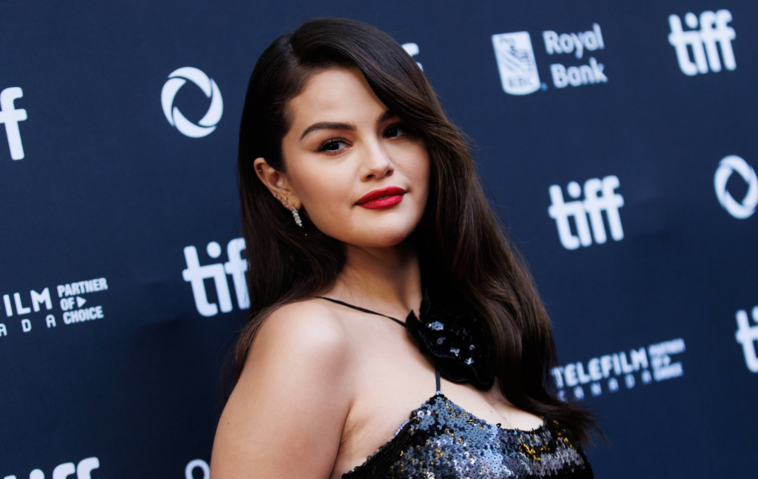 Selena Gomez lächelt in die Kamera