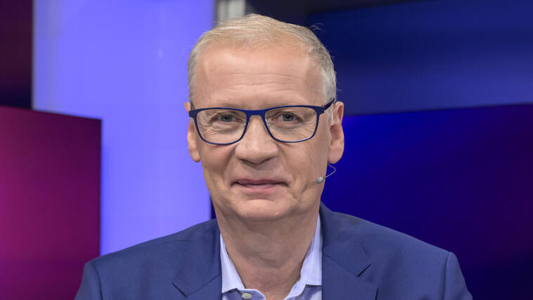 Moderator Günther Jauch schaut in die Kamera