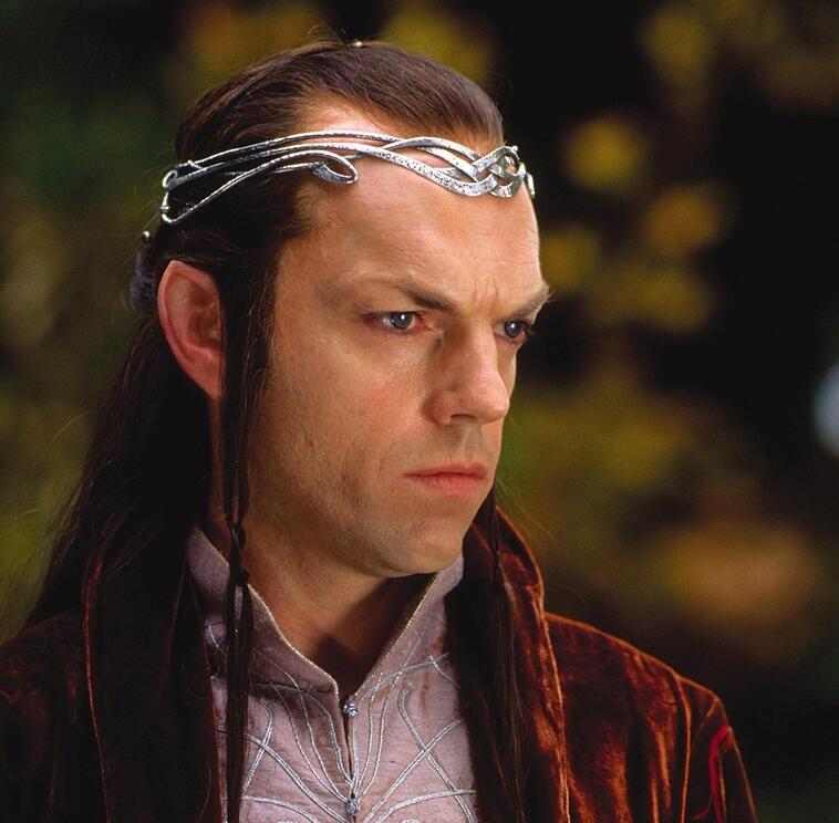 In einer Nahaufnahme sieht man den Elbenfürsten Elrond in den Der Herr der Ringe Filmen, verkörpert von Hugo Weaving