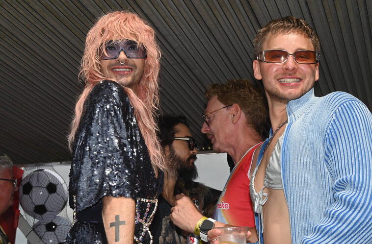 Bill Kaulitz und Schauspieler Timmi Trinks alsTeilnehmer des Christopher Street Day (CSD) in Köln.