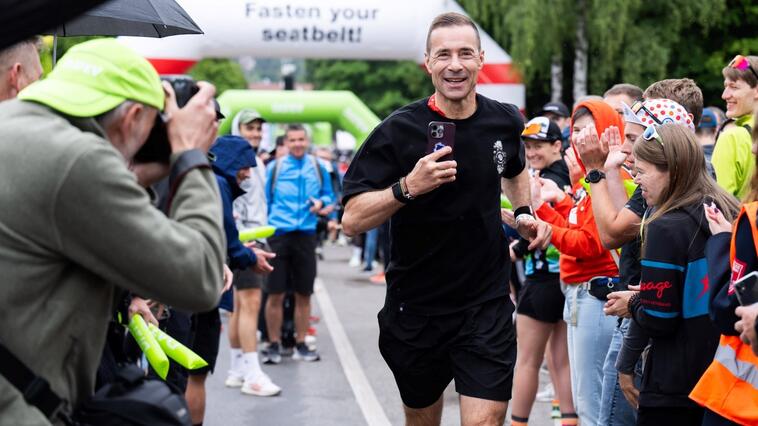 Kai Pflaume bei einem Marathon. Der Moderator ist sehr sportlich. Nun stürzte er mit seinem Fahrrad, kam dank modernster Technik nur mit einer leichten Verletzung davon.