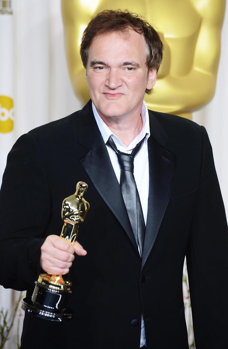 Quentin Tarantino ist bei einem Gala-Auftritt auf dem roten Teppich mit einem Oscar zu sehen