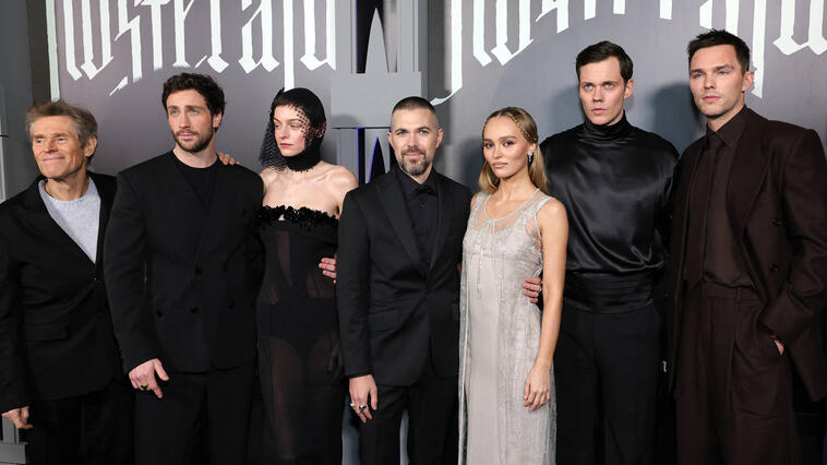 Robert Eggers (Mitte) mit dem Cast seines Films "Nosferatu".