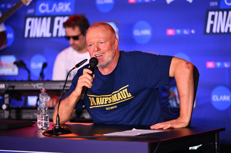 Der Moderator und Promo Stefan Raab sitzt an einem Tisch um unterhält sich bei einer Pressekonferenz mit der deutschen Presse.