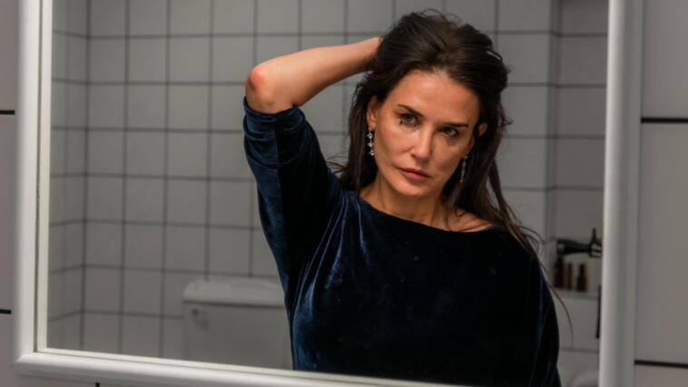 Schauspielerin Demi Moore sieht in ihrer Rolle in The Substance eindrücklich in den Spiegel.