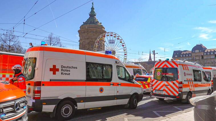 krankenwagen in Mannheim in der Nähe des Anschlag-Ortes